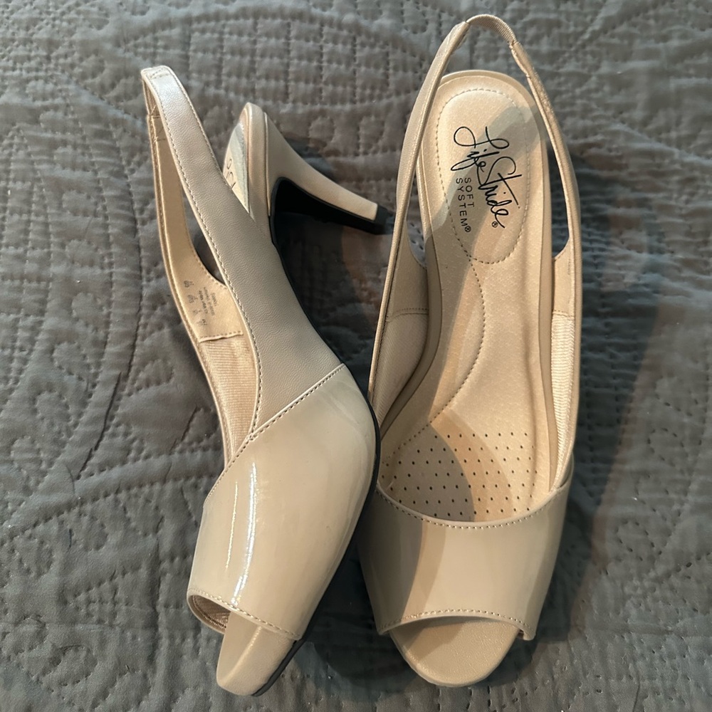 NWOT Life Stride neutral color heels size 7